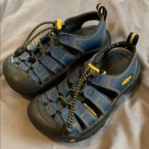 Little boys Keen sandals. Navy/yellow.
